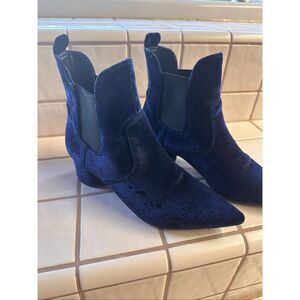 Kendall and Kylie, like new blue suede shoes